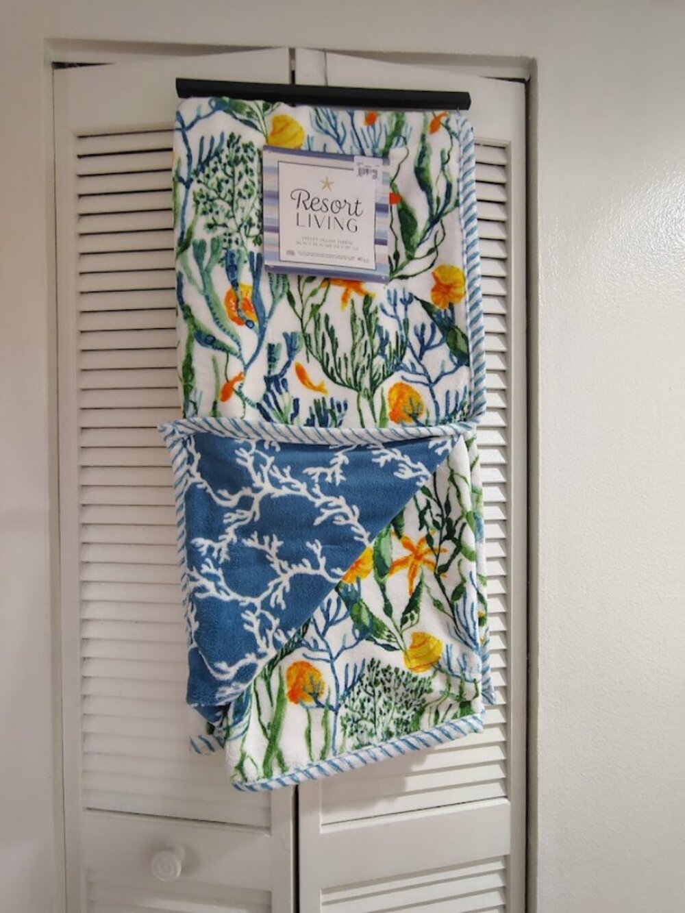 Gorgeous Resort Living Reversible Velvet Plush Throw Blanket Coastal print